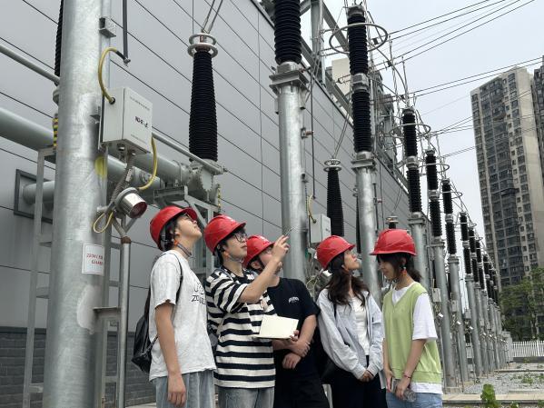 长理学子研发输电线路间隔棒自动装拆机器人完成实地测试