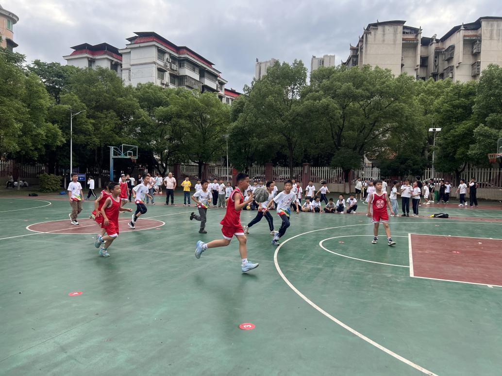 郴州市涌泉小学：小小篮球传友谊 赛场拼搏展风采