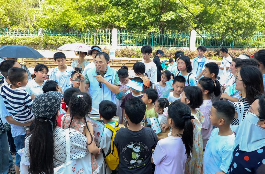湖南铁科职院：亲子科普列车 播撒科学星光