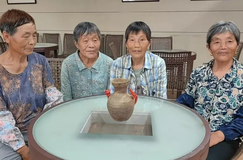 6名大姐，田间种芝麻挖出千年文物！