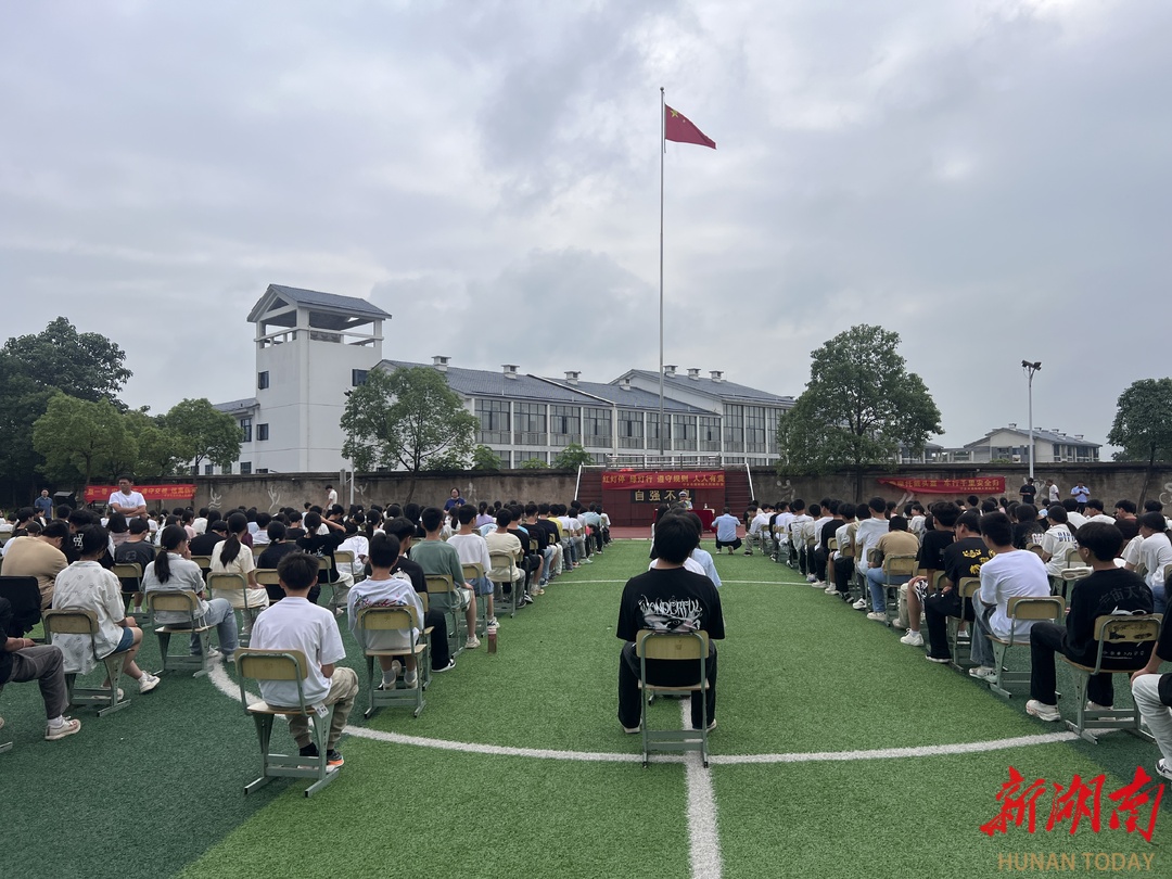 交警宣传进校园 筑牢安全“防护网”