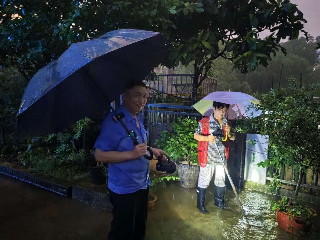 暴雨中的“红色暖流”！党群合力守护家园