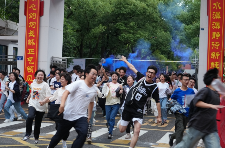 学生点燃蓝色彩烟庆祝高考结束