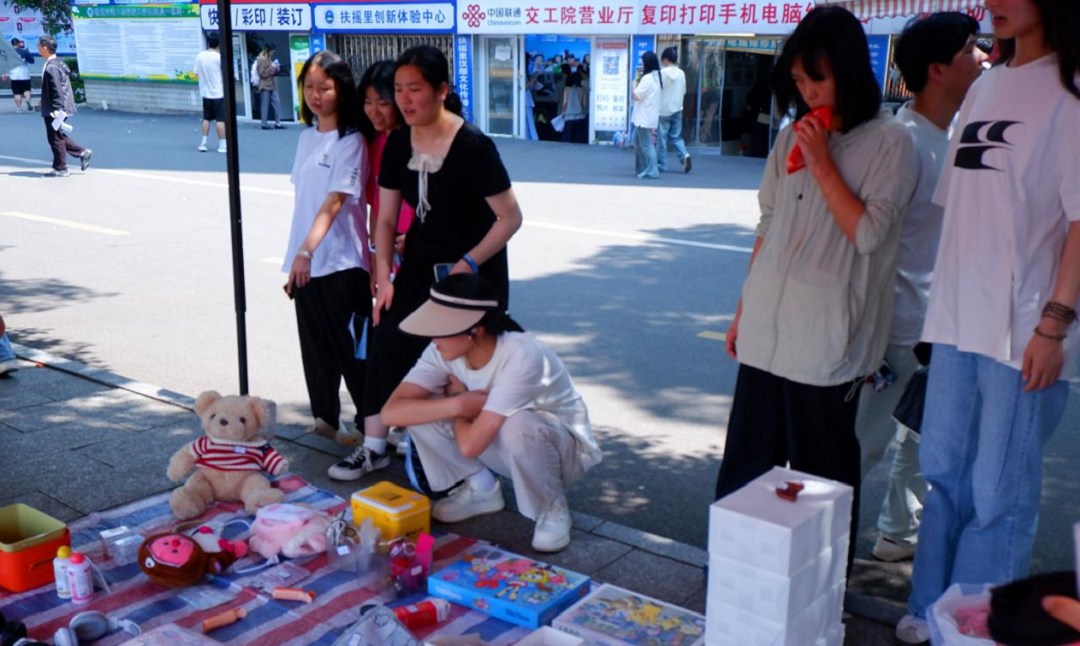 湖南交通工程学院“绿色循环”跳蚤市场火热开市
