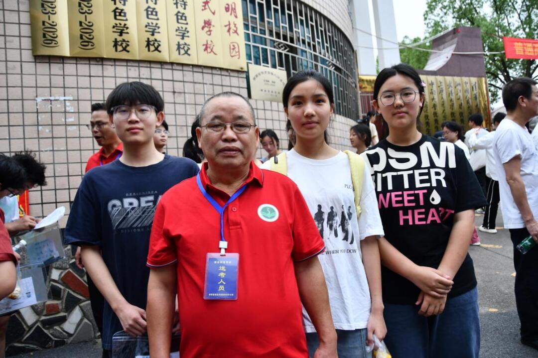 21年坚守送考路 退休后他为“最后一届”学生护航