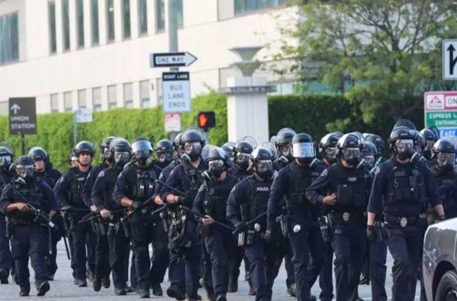 洛杉矶警方与抗议者对峙后撤退 全市进入战术警戒状态