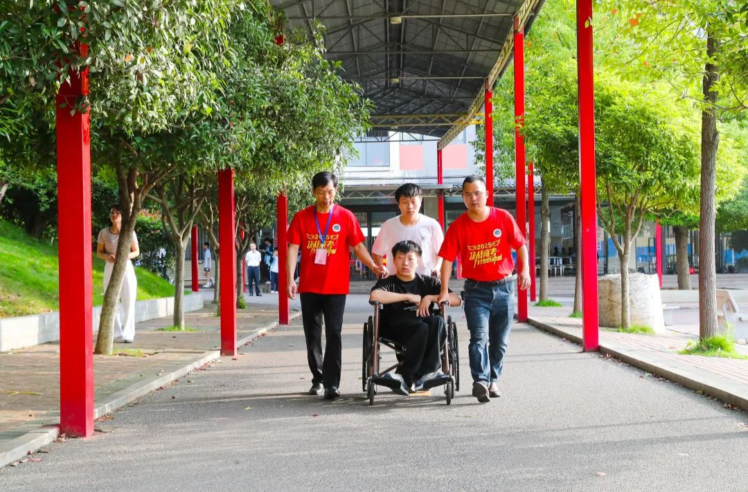 少年八载照料脑瘫哥哥，携手共赴高考考场
