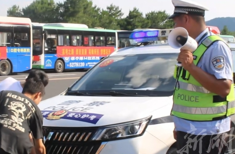 安排“985”警车牵引，永州交警护考是认真的！ 