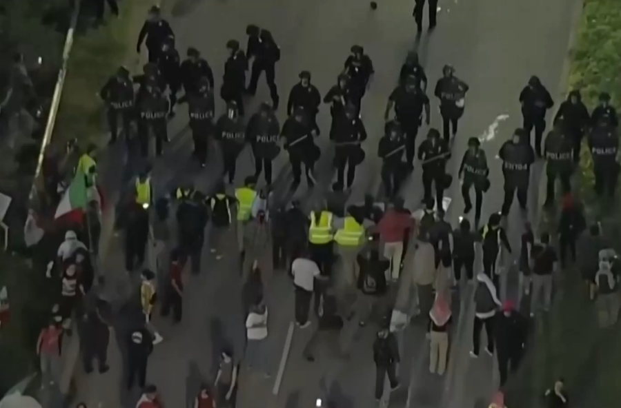 美国得州爆发反移民政策抗议 警方发射催泪弹驱散人群