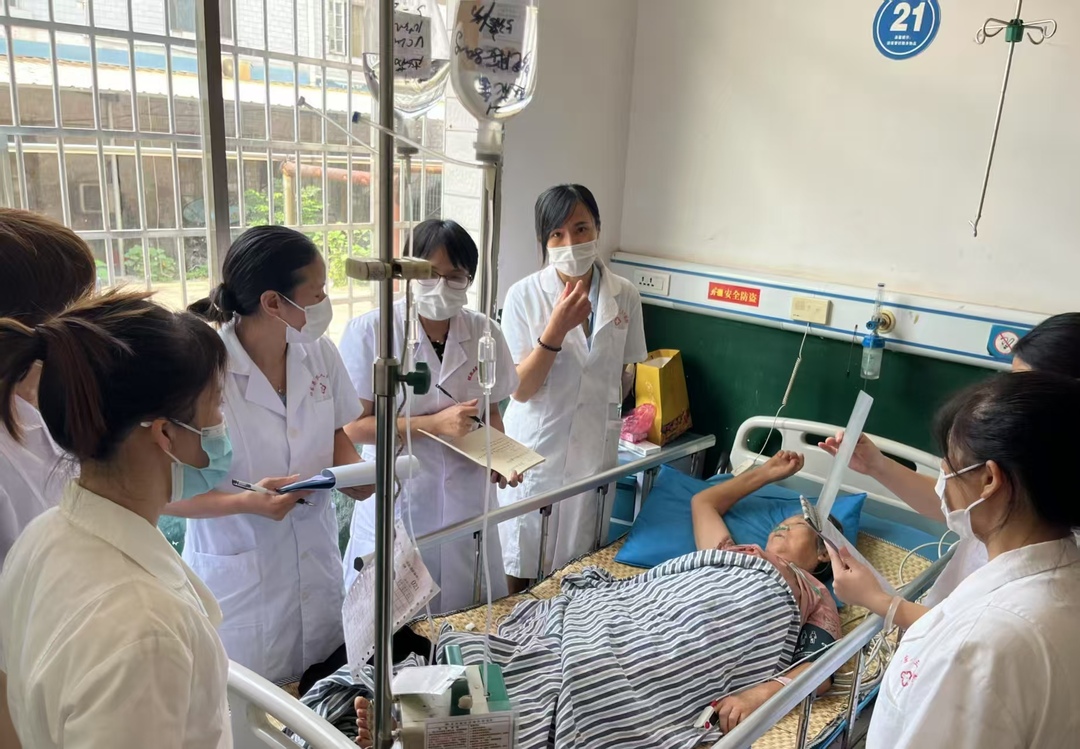 白衣执甲守初心 柔情化雨润无声——记祁东县第三人民医院内一科护士长周婷