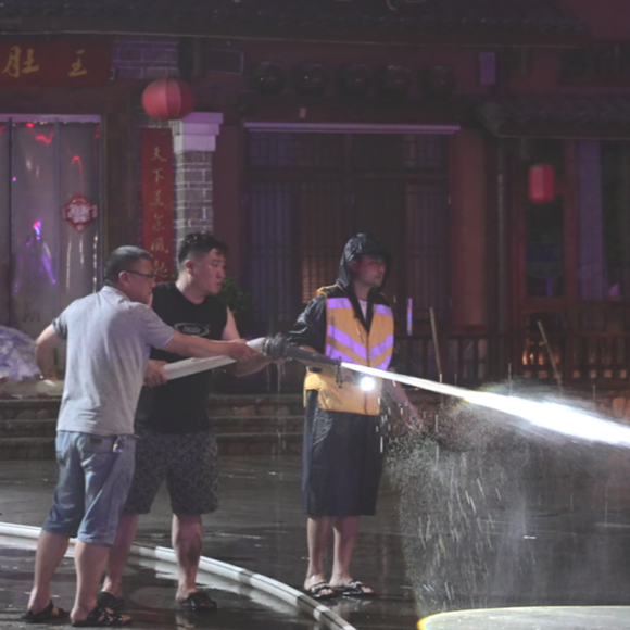 特稿：新化彻夜奋战特大暴雨 守护群众生命财产