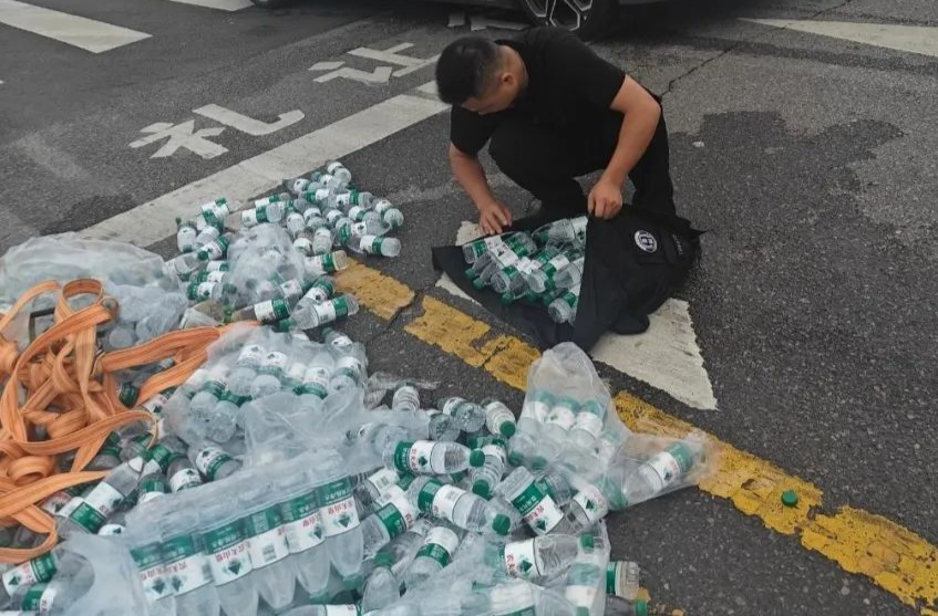 暖心！長(zhǎng)沙民警聯(lián)手市民，20分鐘清理散落馬路的礦泉水