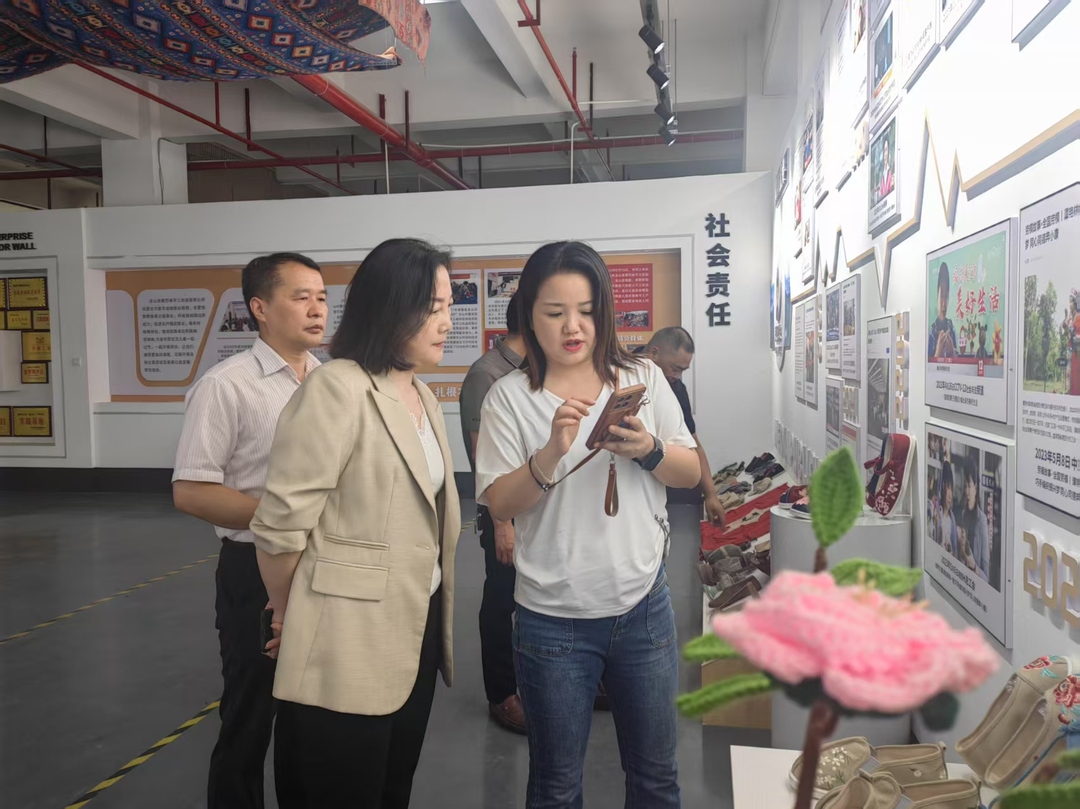 湘西州政协到龙山县调研旅游类工艺及轻工产品产业链工作
