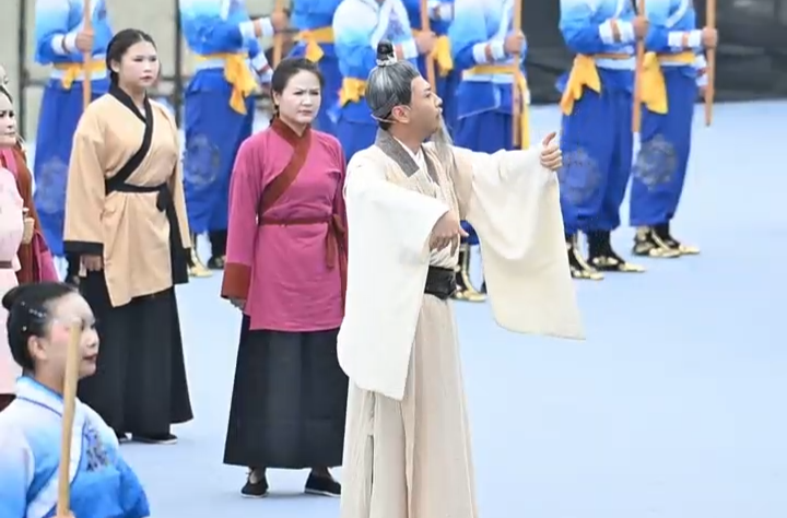 屈原诗句实景演绎，这大概是中国人才懂的浪漫与悲壮