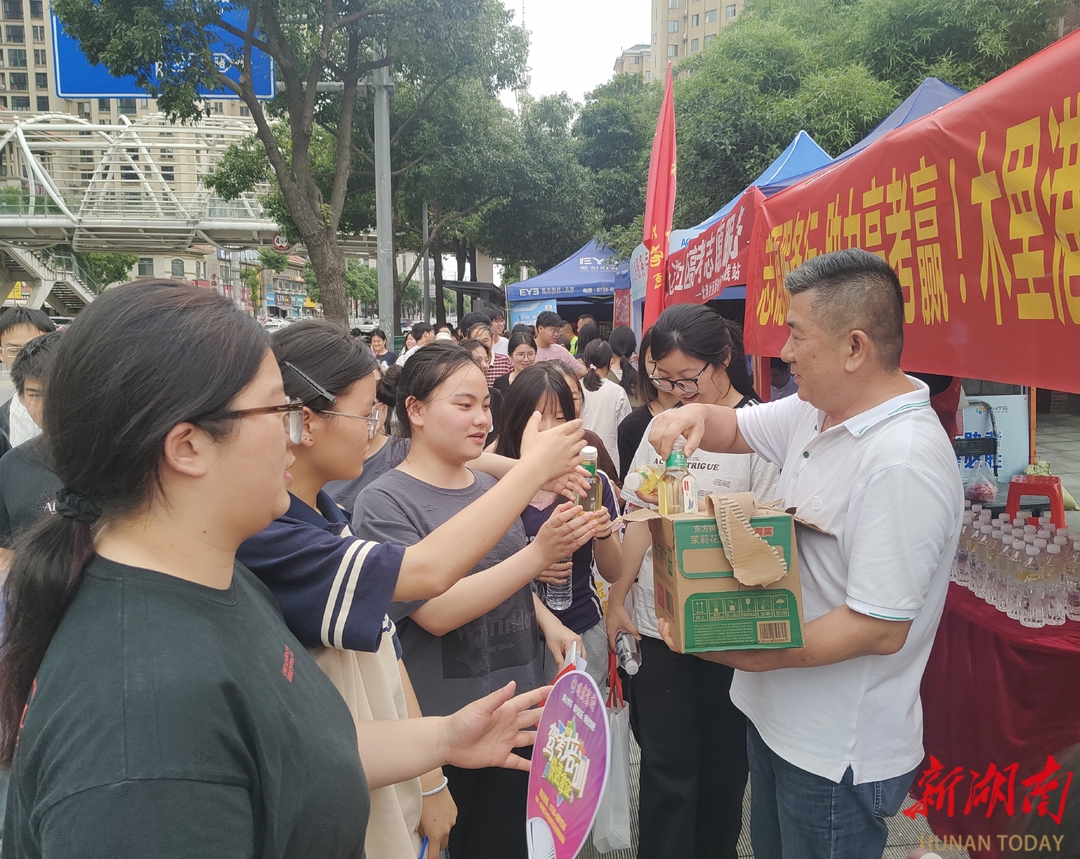 9年服务5000人次！木里港社区志愿者接力爱心护考