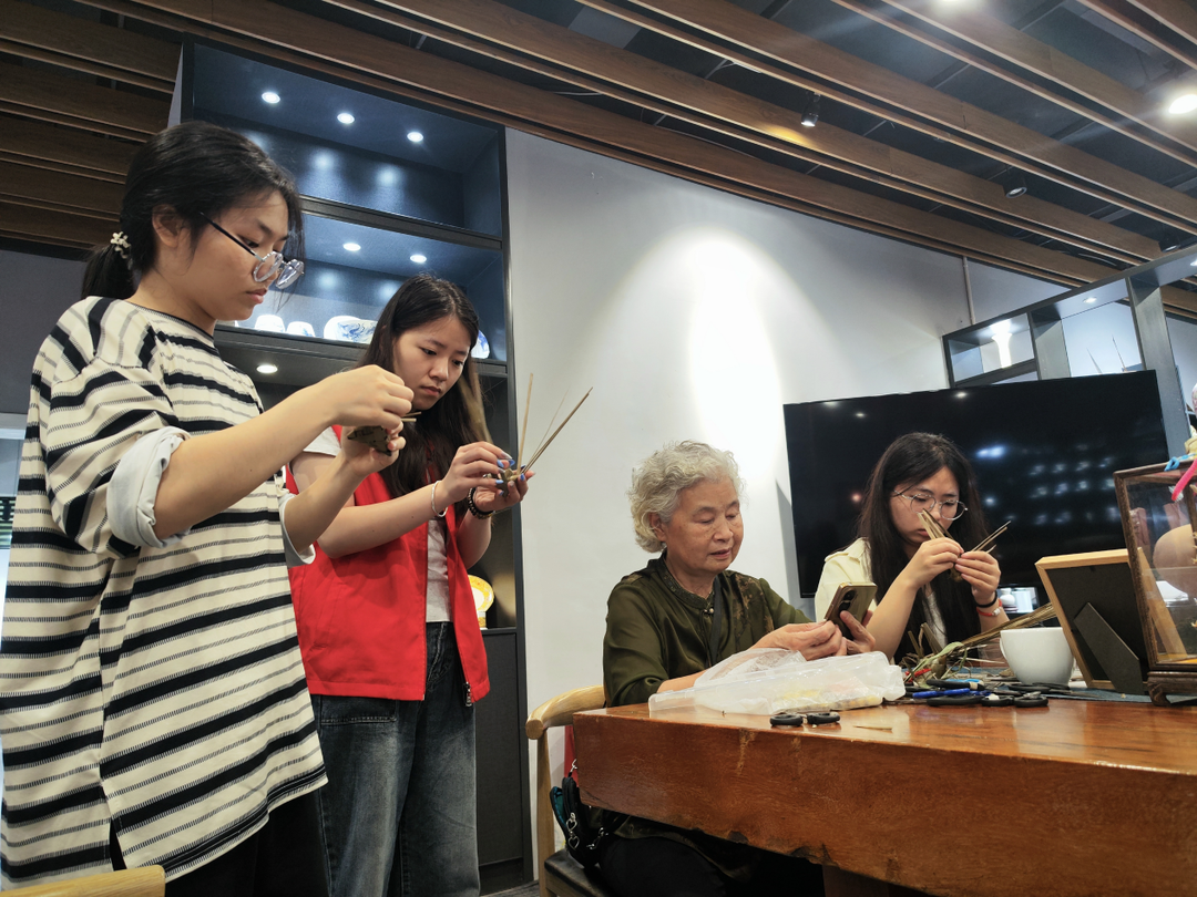 长沙民政职院外语学院非遗志愿服务队匠心传承千年艺 以青春之手舞动非遗二重奏