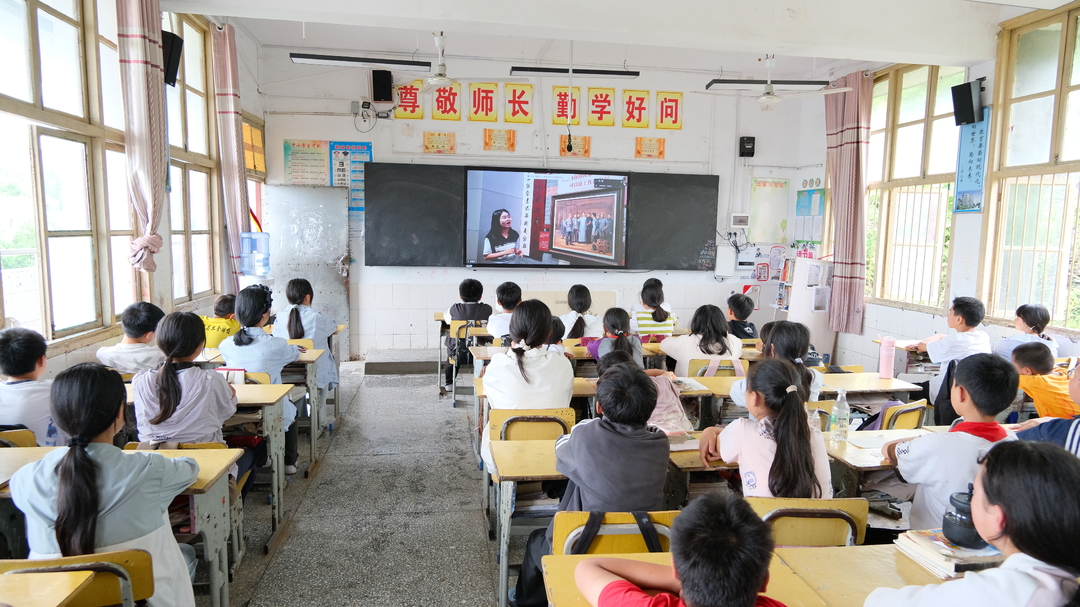 花垣县猫儿乡“云端课堂”点燃学子理想之光