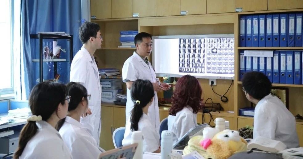 攀高不止 少留遗憾——记湘南学院附属医院骨二科主任李杨