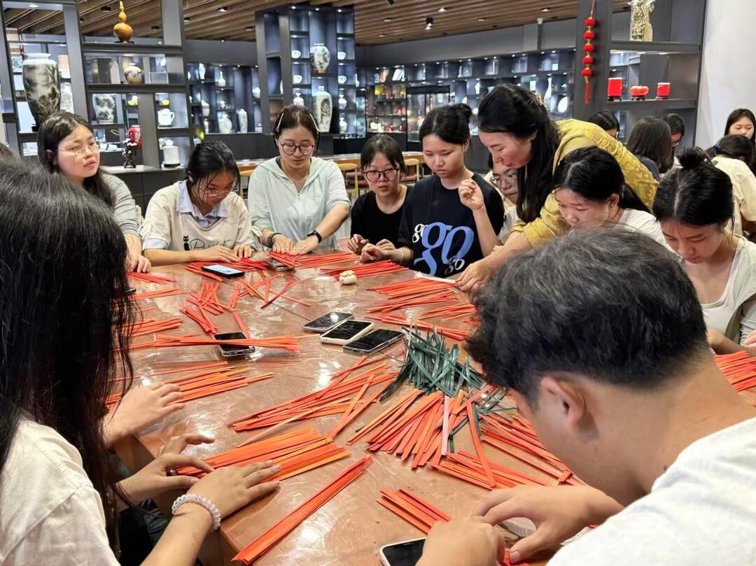 长沙民政职院艺术学院开展一院一品活动之“巧手编竹韵”主题活动