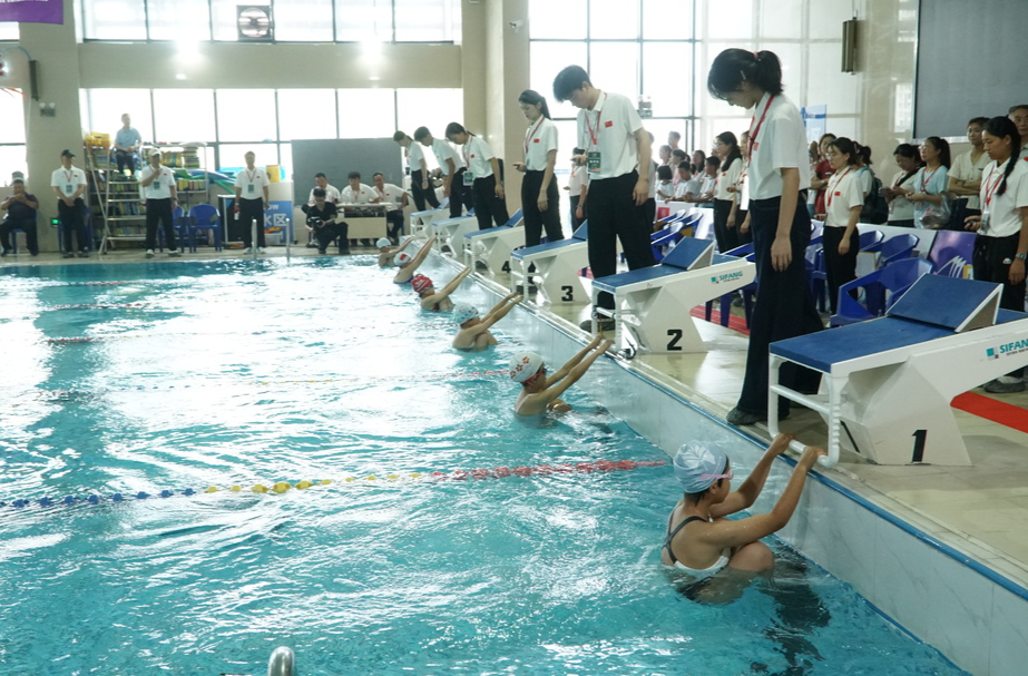 浪里白条 泳动未来——2025年湘西州青少年游泳锦标赛开赛