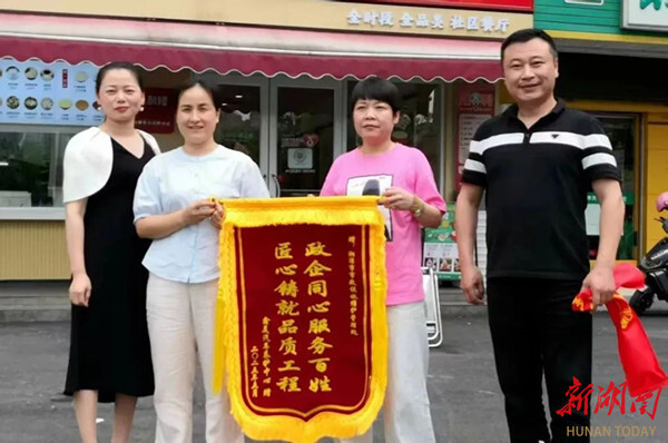雨夜摔伤谁之责? 法律援助巧解“三角债”