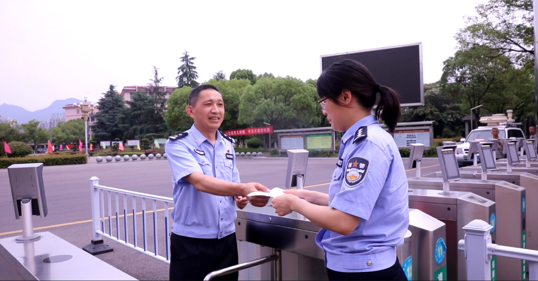 高考结束，张家界公安与考生一同“交卷”
