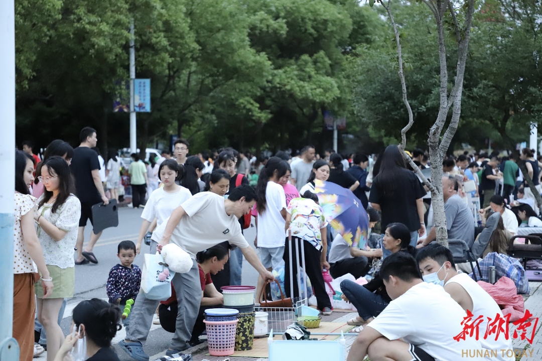 湖南科技学院二手集市打造暖心“告别礼”