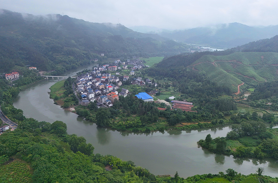 碧水穿村  青山做伴