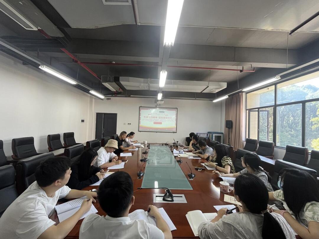长沙民政职院艺术学院党总支学生管理支部开展5月“一月一课一片一实践”主题党日活动