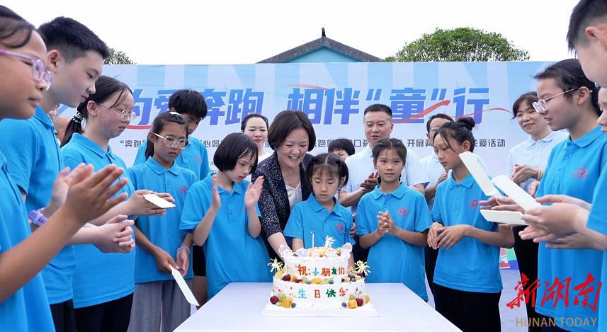 “奔跑吧·邵阳——爱心妈妈·牵手儿童”亲子欢乐跑暨“洞口爱心妈妈”集中关爱活动举行