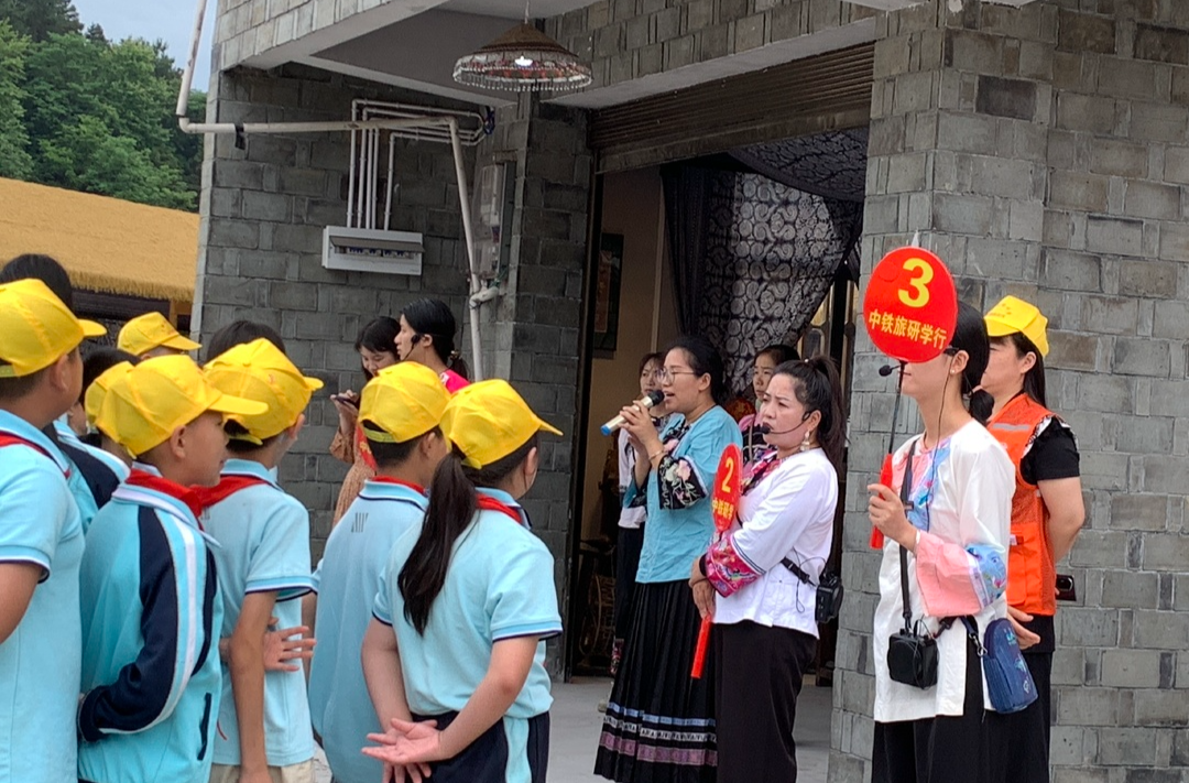 435名师生齐聚十八洞片区马鞍村，沉浸式感受多彩苗绣～