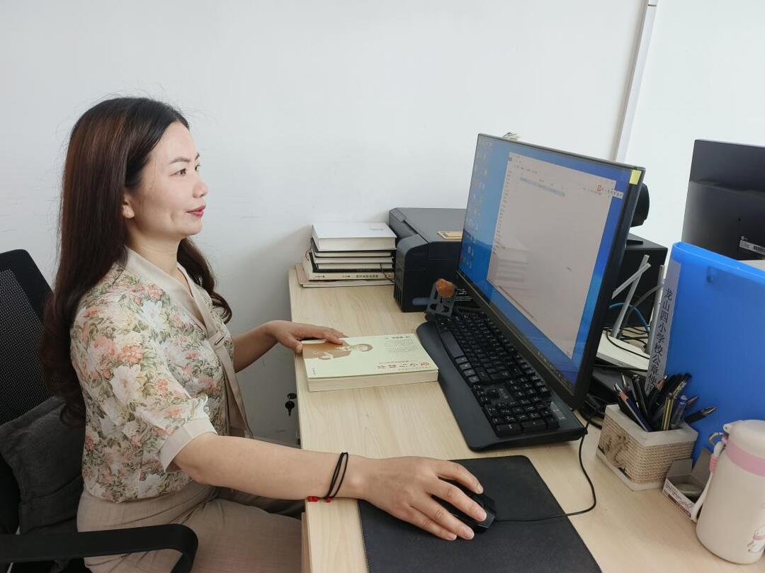 邓林芳：“三颗心”炼成英才教师