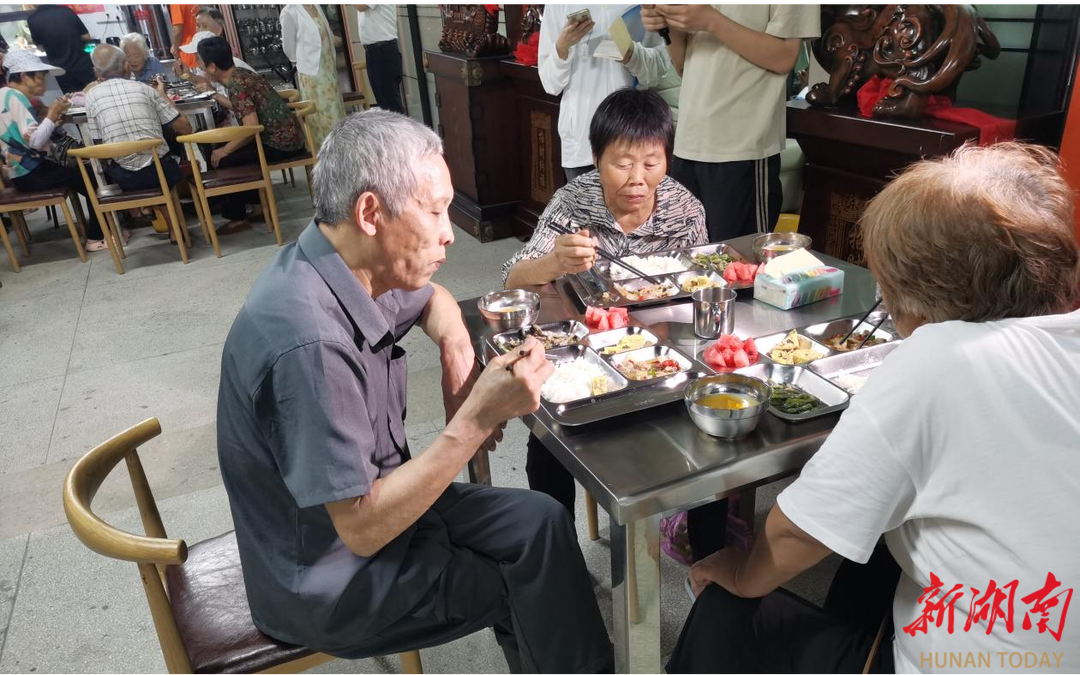 衡南县硫市镇长者食堂——从“孤独餐桌”到文明的“温馨港湾”