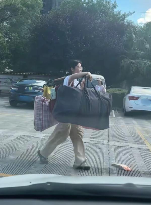 观点丨独挑行李包，映照自立自强之光