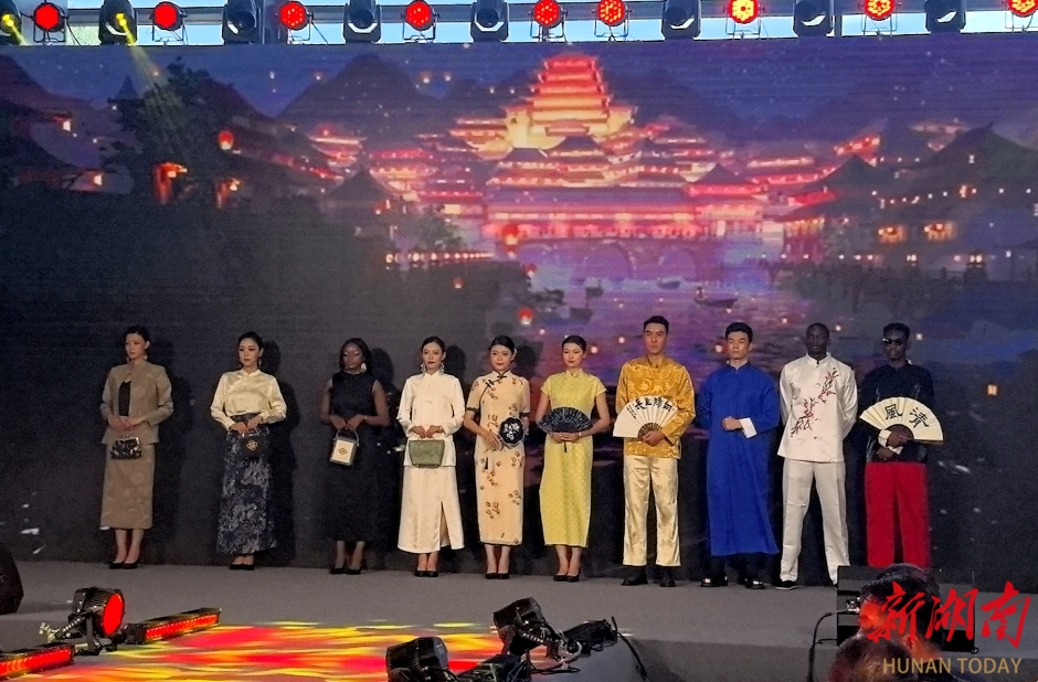 中非模特携手展演 邵阳时尚潮品秀亮相第四届中非经贸博览会