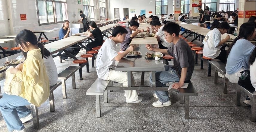 暖心服务助力学考  舌尖守护传递关怀