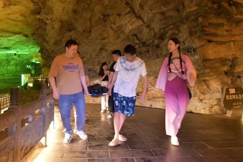 张家界黄龙洞景区开展水上应急救援演练