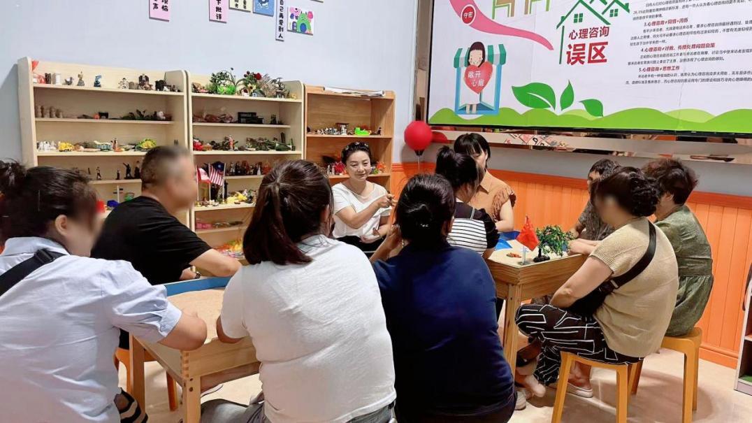 沙盘里的心灵对话！唐波阳光心理咨询室为特殊家庭赋能阳光