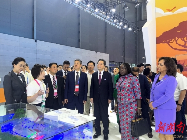 邵阳时尚潮品闪耀中非经贸博览会