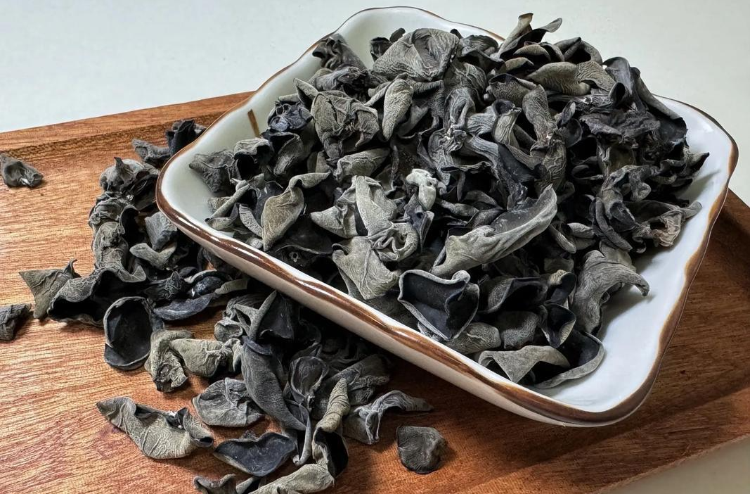 周末·健康｜后怕！一盘凉拌木耳让杭州阿姨全身“换血”保命，梅雨季做饭很多人犯这错