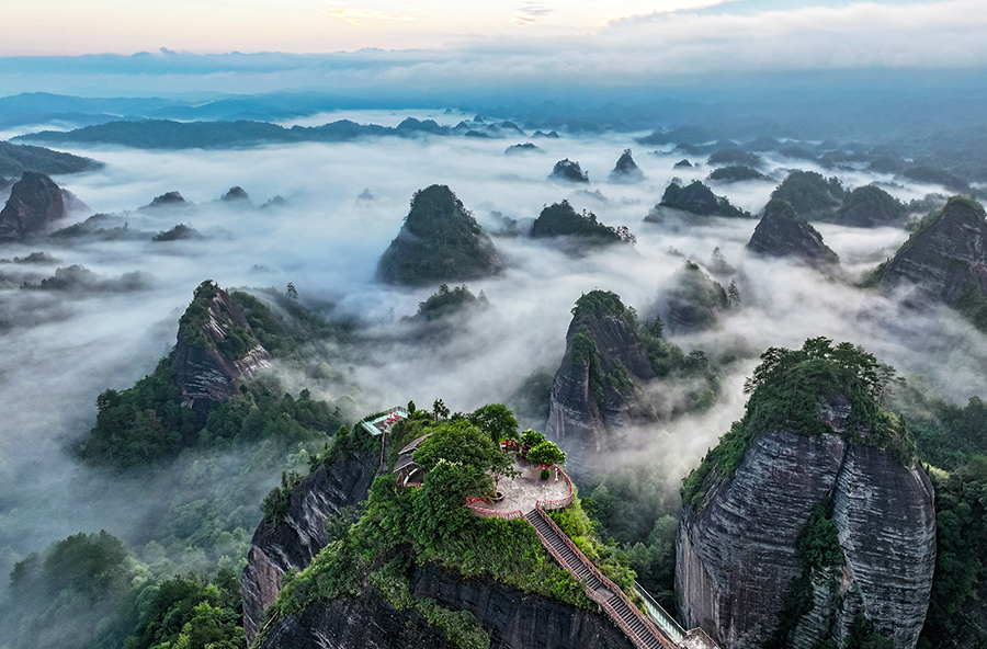 千峰云海绘就水墨仙境