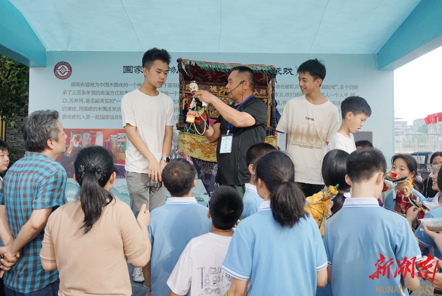 7旬老艺人街头展绝活 00后学子争相学艺