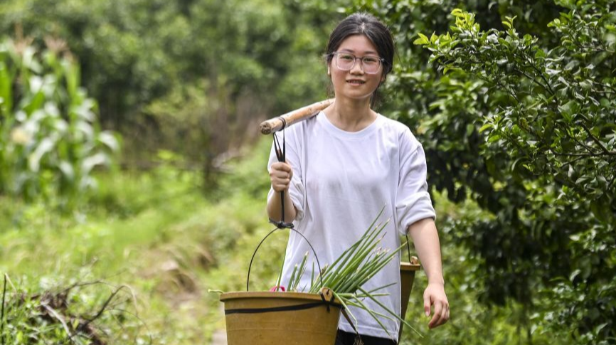 全网追的“扁担女孩”，找到了！