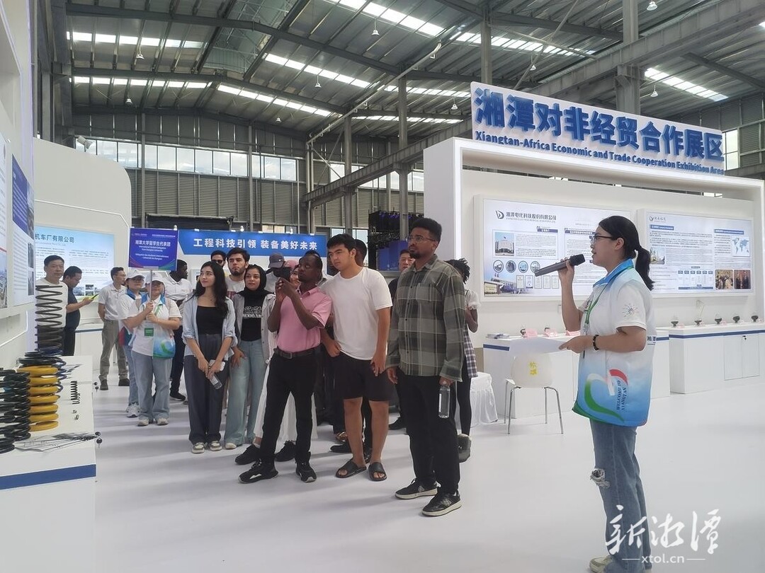 中部制造 扬帆出海⑯丨在潭高校留学生和市人大代表、政协委员参观工程机械再制造展