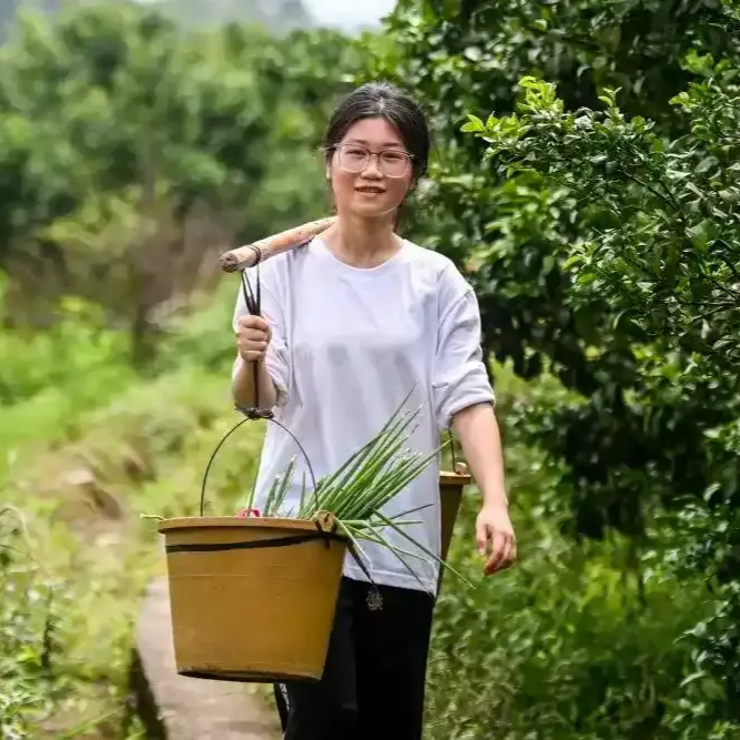 岳麓山评论丨一根扁担，让我们看到了新时代青年的担当与力量