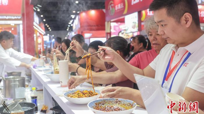 “嗦粉”经济火热 中国多地“食力”出圈