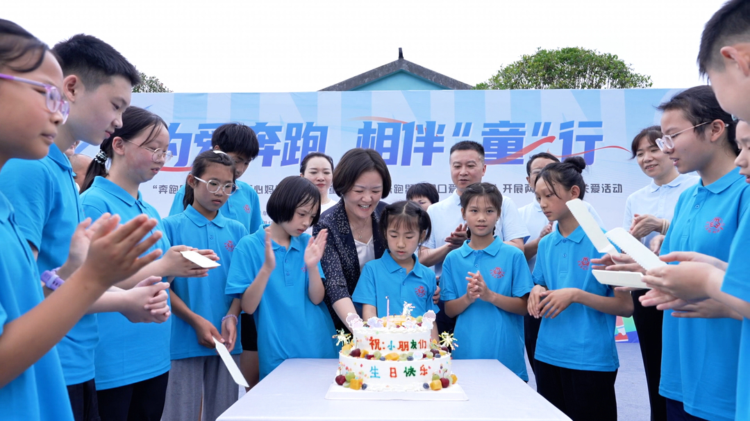 洞口“爱心妈妈”与结对儿童共赴爱心跑 ｜ 湖南日报