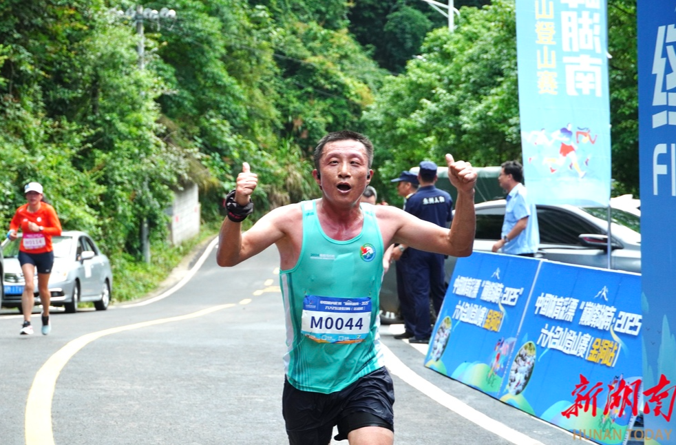 登山爱好者逐鹿永州金洞@湖南日报