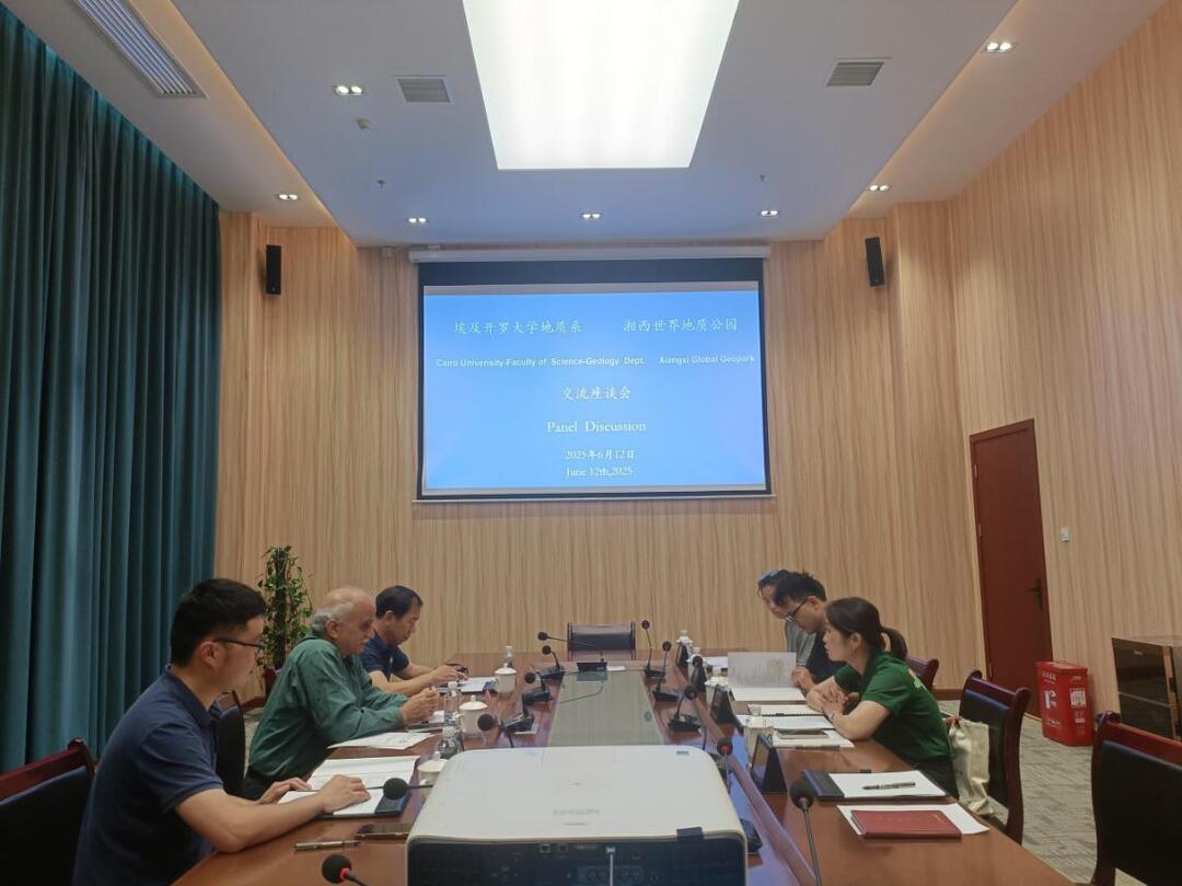 埃及开罗大学教授伊兹·埃尔丁·哈利夫到湘西世界地质公园考察交流