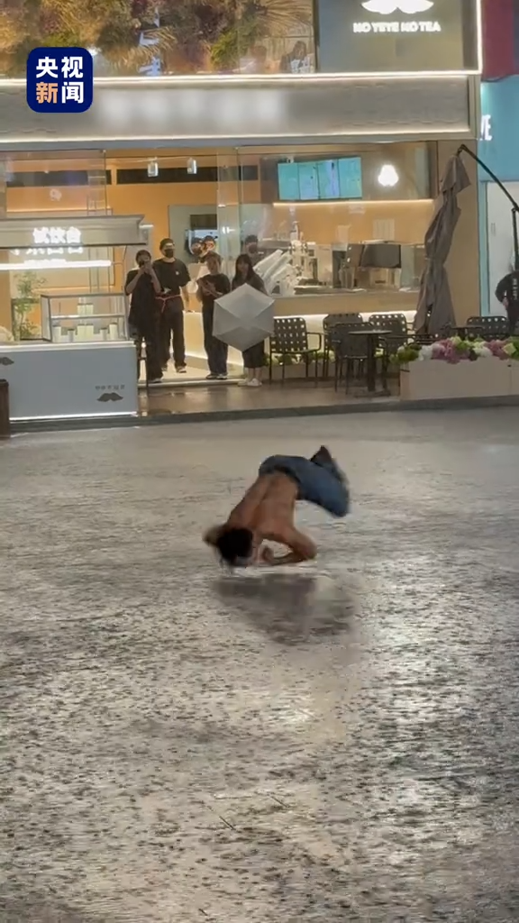 小伙無(wú)懼大雨 在雨中盡情跳舞
